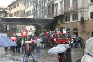 フィレンツェでは街の中心部でも広い通路が確保されています。