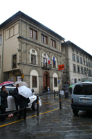 フィレンツェの道路は石畳が多く、街並みの趣を引き立てています。